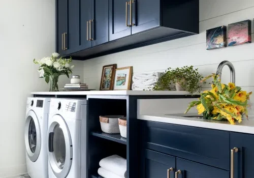 Cabinets paintind in Sherwin-Williams' Naval